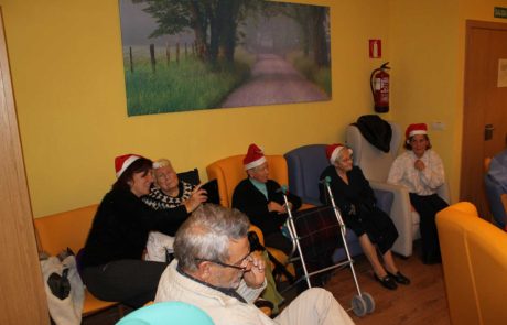 Residentes disfrutando de actuación navideña